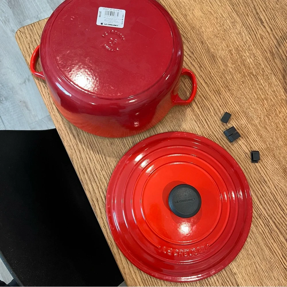 NEW LE CREUSET 5.5 QT Signature Round Dutch Oven Cast Iron Casserole Red